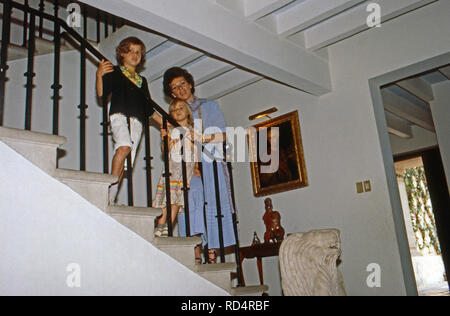 Prinzessin Maria Beatrice von Savoyen mit den beiden Kindern Raffaelo und Assea in Cuernavaca, Mexiko 1979. Princess Maria Beatrice of Savoy with her children Raffaelo and Assea at Cuernavaca, Mexico 1979. Stock Photo