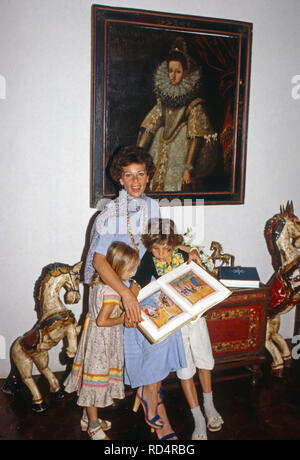 Prinzessin Maria Beatrice von Savoyen mit den beiden Kindern Raffaelo und Assea in Cuernavaca, Mexiko 1979. Princess Maria Beatrice of Savoy with her children Raffaelo and Assea at Cuernavaca, Mexico 1979. Stock Photo