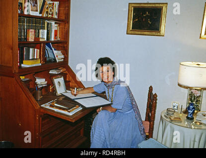 Prinzessin Maria Beatrice von Savoyen an ihrem Schreibtisch in Cuernavaca, Mexiko 1979. Princess Maria Beatrice of Savoy at her desk at Cuernavaca, Mexico 1979. Stock Photo