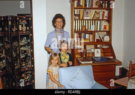 Prinzessin Maria Beatrice von Savoyen mit den beiden Kindern Raffaelo und Assea in Cuernavaca, Mexiko 1979. Princess Maria Beatrice of Savoy with her children Raffaelo and Assea at Cuernavaca, Mexico 1979. Stock Photo