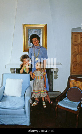 Prinzessin Maria Beatrice von Savoyen mit den beiden Kindern Raffaelo und Assea in Cuernavaca, Mexiko 1979. Princess Maria Beatrice of Savoy with her children Raffaelo and Assea at Cuernavaca, Mexico 1979. Stock Photo