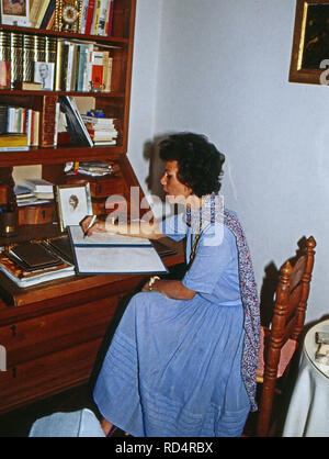 Prinzessin Maria Beatrice von Savoyen an ihrem Schreibtisch in Cuernavaca, Mexiko 1979. Princess Maria Beatrice of Savoy at her desk at Cuernavaca, Mexico 1979. Stock Photo