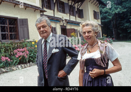 Tassilo Fürst von Fürstenberg mit Ehefrau Cecilie in Strobl, Österreich 1985. Tassilo Prince of Fuerstenberg with his wife Cecilie at Strobl, Austra 1985. Stock Photo