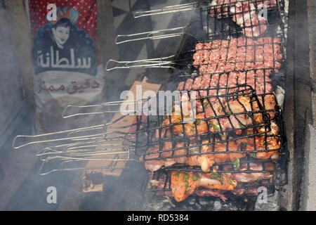 Barbequing Meat At A Street Restaurant in Zaida, Midelt Province, Drâa-Tafilalet, Morocco Stock Photo