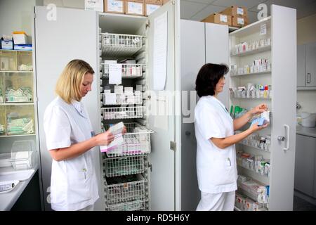 Nurses in the ward pharmacy preparing medicines for patients, hospital Stock Photo