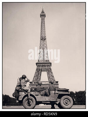 WW2 Paris Liberation Liberating American Troops sitting in a Willy’s Jeep, take a photo of The Eiffel Tower flying the French Tricolour Flag Paris France 1945 World War II Second World War Stock Photo
