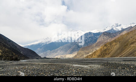 Kali Gandaki riverbed and surrounding mountains near Jomsom, Annapurna Circuit, Nepal Stock Photo