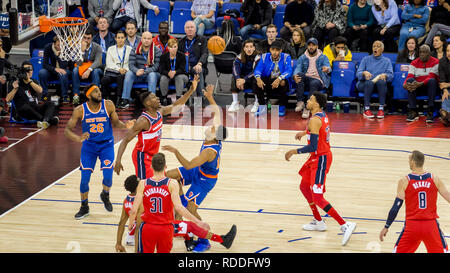 London, UK. 17 January 2019. Ian Mahinmi (2L), Wizards' Center, No.28, reaches for the ball during an NBA basketball game, NBA London 2019, between Washington Wizards and New York Knicks at the O2 Arena.  Final score: Wizards 101 Knicks 100.  Credit: Stephen Chung / Alamy Live News Stock Photo