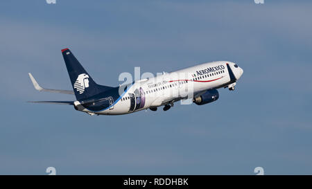 Richmond, British Columbia, Canada. 15th Jan, 2019. An Aeromexico Boeing 737-800 (N950AM) jet airliner airborne after take-off. Credit: Bayne Stanley/ZUMA Wire/Alamy Live News Stock Photo
