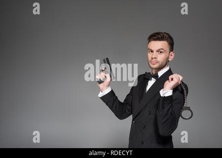 Secret Agents in Different Poses. Handsome Man and Beautiful Woman with Gun  in Hands. Male in Black Suit, Female in Ilustração do Vetor - Ilustração de  loira, estar: 147469440