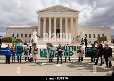 September 10th, 2018, Washington DC: Protesters rally in front of the US Supreme Court building in support of 'Let The Youth Be Heard' movement Stock Photo