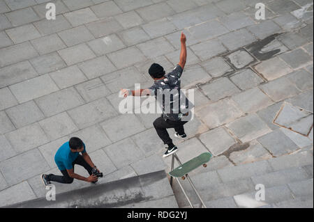 01.06.2018, Singapore, Republic of Singapore, Asia - A skateboarder is jumping with his skateboard from a railing in Marina Bay. Stock Photo