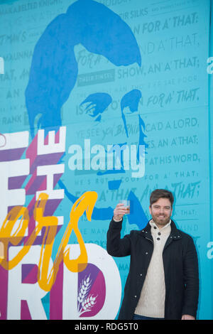 Glasgow, UK - 14th January 2019.  Minister for Europe, Migration and International Development Ben Macpherson unveils a new mural created by Scottish  Stock Photo