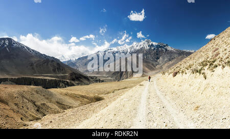 Hiker on the trail from Muktinath to Kagbeni, Annapurna Circuit, Nepal Stock Photo