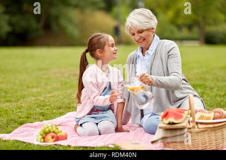 https://l450v.alamy.com/450v/rdm40n/grandmother-and-granddaughter-at-picnic-in-park-rdm40n.jpg