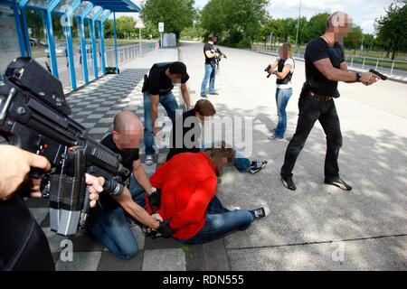Operational rehearsal, mobile task force of the special police unit, drug dealers being overwhelmed during a money transfer Stock Photo