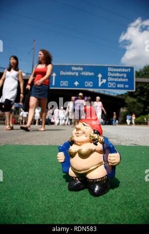 Garden gnome, Duisburg-Kaiserberg junction, Still-Leben art event on the Ruhrschnellweg A40 motorway, largest event of the Stock Photo