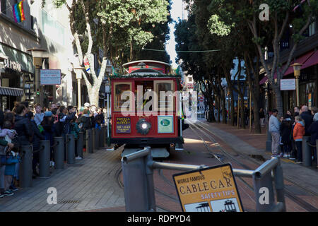 People queue around the block for a ride on the world famous San Francisco Cable car Stock Photo