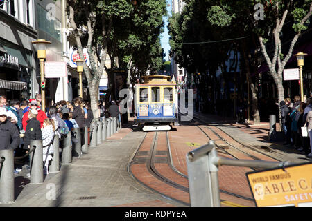 People queue around the block for a ride on the world famous San Francisco Cable car Stock Photo