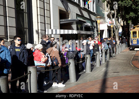 People queue around the block for a ride on the world famous San Francisco Cable car Stock Photo