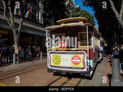 People queue around the block for a ride on the world famous San Francisco Cable car Stock Photo