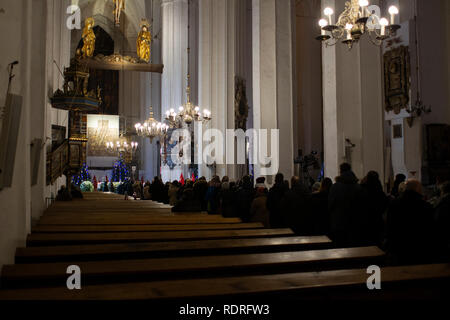 Gdansk, Poland. 18th Jan, 2019. Tribute to the coffin Mayor of Gdansk Pawel Adamowicz. The coffin with the body of Pawel Adamowicz is exposed to the Mariacka Basilica. Credit: Slawomir Kowalewski/Alamy Live News Stock Photo