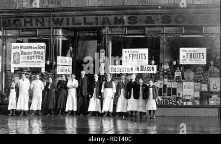 EDWARDIAN GROCERY STORE Proud owners and staff of John Williams & Sons grocery store at 50-52 Burton Road, West Disbury,near Manchester, about 1912 Stock Photo