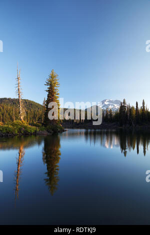 Dawn breaks over South Sister Mountain and Sparks Lake, Cascade Lakes, Oregon, USA