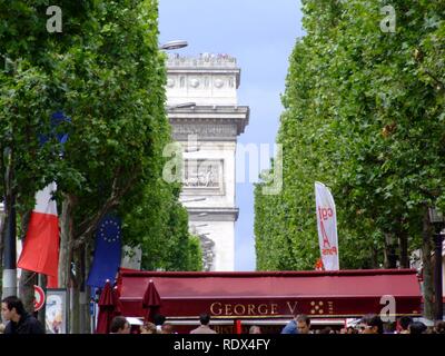 Arc de Triomphe de l'Etoile, George V, Avenue des Champs-Elysees. Stock Photo