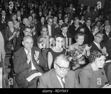 Arthur Rubinstein gaf Concert in Nijmegen Publiek bij Concert Arhtur Rubinstein, Bestanddeelnr 915-0645. Stock Photo