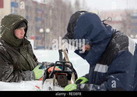 A manual file worker sharpens a chainsaw chain Stock Photo