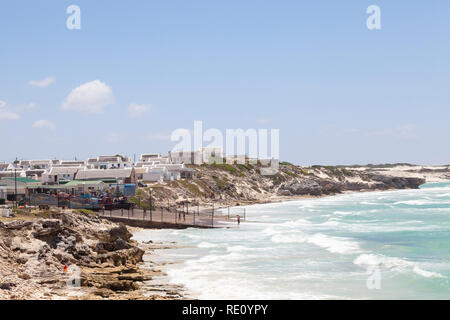 The quaint fishing village of Arniston, Agulhas, Western Cape, South Africa, a popular tourist destination. View along beach to cottages Stock Photo