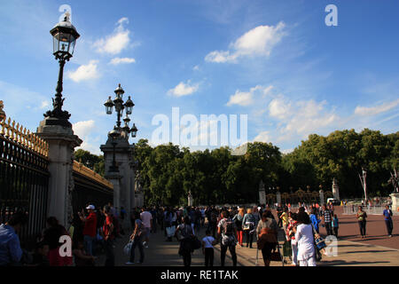 Crowd of tourists in front of the ornate gates at Buckingham Palace, London, United Kingdom Stock Photo