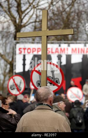 Rally of the far-right NPD party and the right-wing movement Pro NRW outside the Merkez Mosque, Duisburg-Marxloh Stock Photo