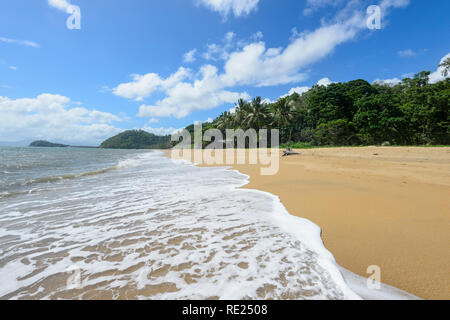 Picturesque view of Trinity Beach with lapping waves, Cairns Northern Beaches, Far North Queensland, QLD, FNQ, Australia Stock Photo