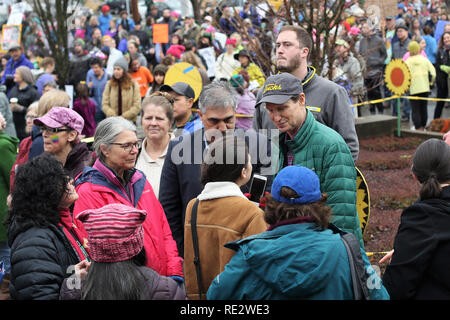 Eugene, Oregon, USA. 19th January, 2019. United States Senator Ron Wyden speaks with a woman in the crowd at the Women's March in Eugene, Oregon. Credit: Gina Kelly/Alamy Live News Stock Photo