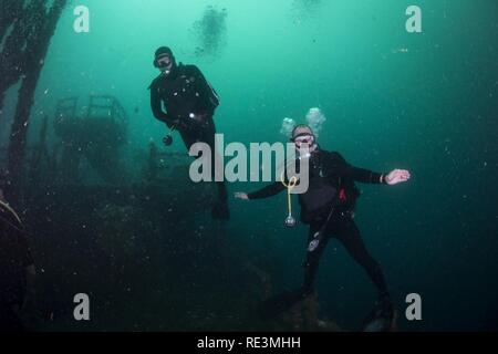 Master Chief Petty Officer Bill Costin, and Cmdr. Sean Slappy, command master chief and commanding officer of Mobile Diving Salvage Unit (MDSU) 1, scuba dive on the HMAS Adelaide (FFG 01) shipwreck during Exercise Dugong 2016, in Sydney, Australia, Nov. 14, 2016. Dugong is a bi-lateral U.S Navy and Royal Australian Navy training exercise, advancing tactical level U.S. service component integration, capacity, and interoperability with Australian Clearance Diving Team (AUSCDT) ONE. Stock Photo