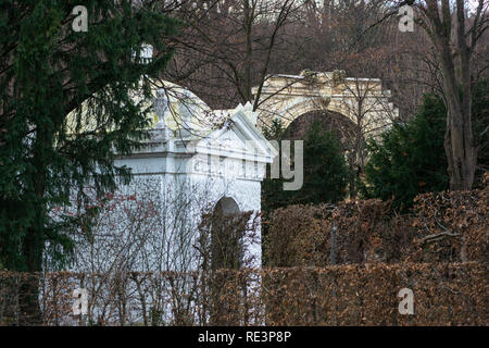 Schöner Brunnen fountain to front with Römische Ruine - false Roman ruins to rear in the gardens of Schönbrunn palace gardens, Vienna, Austria. Stock Photo