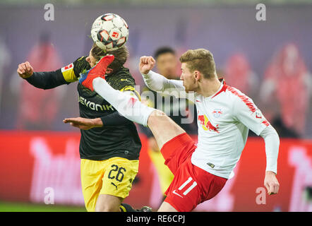 Leipzig, Germany. 19th Jan 2019. Timo WERNER, RB Leipzig 11  compete for the ball, tackling, duel, header, action, fight against Lukasz PISZCZEK, BVB 26  RB LEIPZIG - BORUSSIA DORTMUND  - DFL REGULATIONS PROHIBIT ANY USE OF PHOTOGRAPHS as IMAGE SEQUENCES and/or QUASI-VIDEO -  1.German Soccer League , Leipzig, Germany, January 19, 2019  Season 2018/2019, matchday 18, BVB, Red Bull,  © Peter Schatz / Alamy Live News Stock Photo