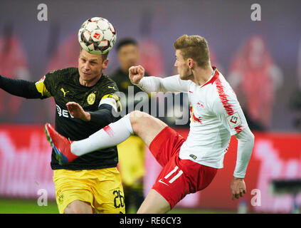 Leipzig, Germany. 19th Jan 2019. Timo WERNER, RB Leipzig 11  compete for the ball, tackling, duel, header, action, fight against Lukasz PISZCZEK, BVB 26 foul, Kopfverletzung, head injury danger RB LEIPZIG - BORUSSIA DORTMUND 0-1  - DFL REGULATIONS PROHIBIT ANY USE OF PHOTOGRAPHS as IMAGE SEQUENCES and/or QUASI-VIDEO -  1.German Soccer League , Leipzig, Germany, January 19, 2019  Season 2018/2019, matchday 18, BVB, Red Bull,  © Peter Schatz / Alamy Live News Stock Photo