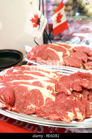 Tokyo, Japan. 20th Jan, 2019. Sliced Canadian beef are displayed on the dishes for tasting at the Nissin World Delicatessen supermarket in Tokyo as Japan's tariff of imported beef will be reduced from 38.5 percent to 9 percent in 16 years on Sunday, January 20, 2019. Canadian International Trade Minister James Carr is now here to attend the first ministerial meeting of the Comprehensive and Progressive Agreement for Trans-Pacific Partnership (CPTPP). Credit: Yoshio Tsunoda/AFLO/Alamy Live News Stock Photo
