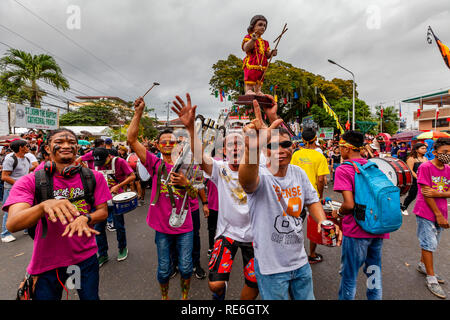 Kalibo, The Philippines. 20th January 2019. Thousands of Philippinos take part in a religious street procession honouring Santo Nino (Holy Child) during the last day of the annual Ati-Atihan festival in the city of Kalibo, Panay Island, The Philippines. Credit: Grant Rooney/Alamy Live News Stock Photo