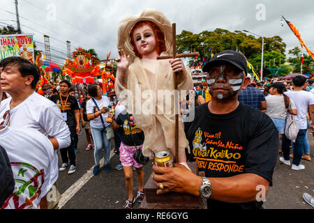 Kalibo, The Philippines. 20th January 2019. Thousands of Philippinos take part in a religious street procession honouring Santo Nino (Holy Child) during the last day of the annual Ati-Atihan festival in the city of Kalibo, Panay Island, The Philippines. Credit: Grant Rooney/Alamy Live News Stock Photo