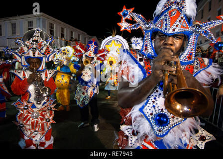 Carnaval del Junkanoo. Bay Street, Nassau, New Providence Island, Bahamas, Caribbean. New Year's Day Parade. Boxing Day. Costumed dancers celebrate th Stock Photo