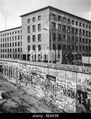 Berlin buildings 1980s Black and White Stock Photos & Images 