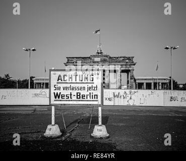 August 1986, leaving West Berlin warning sign in front of the Berlin Wall, Brandenburg Gate in East Berlin, West Berlin side, Germany, Europe, Stock Photo