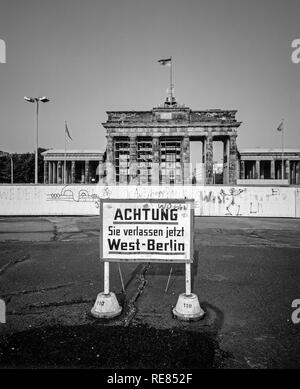 August 1986, leaving West Berlin warning sign in front of the Berlin Wall, Brandenburg Gate in East Berlin, West Berlin side, Germany, Europe, Stock Photo