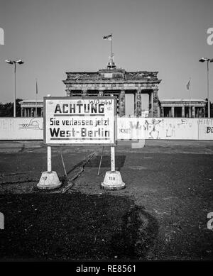 August 1986, leaving West Berlin warning sign in front of the Berlin Wall, Brandenburg Gate in East Berlin, West Berlin side, Germany, Europe, Stock Photo