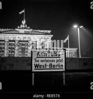 August 1986, leaving West Berlin warning sign front of the Berlin Wall, Brandenburg Gate at night in East Berlin, West Berlin side, Germany, Europe, Stock Photo