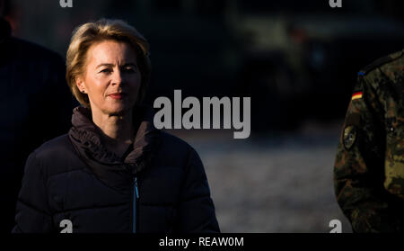 Hannover, Germany. 21st Jan, 2019. Ursula von der Leyen (CDU), Minister of Defence, comes to the handover of new night vision goggles XACT nv33 in the Bundeswehr Kaserne Wilhelmstein. More than 100 new night vision goggles were handed over to soldiers of the Very High Readiness Joint Task Force Land VJTF(L) 2019. Credit: Julian Stratenschulte/dpa/Alamy Live News Stock Photo